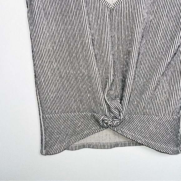 Ann Taylor Factory Cream & Black Striped Knot Hem Textured Top Small Women’s - Picture 4 of 10